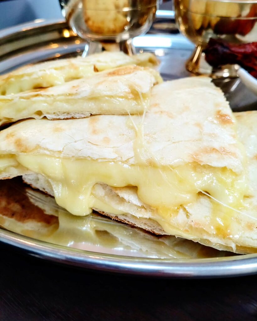 エベレスト カフェ＆バル 河原町六角店のチーズナン