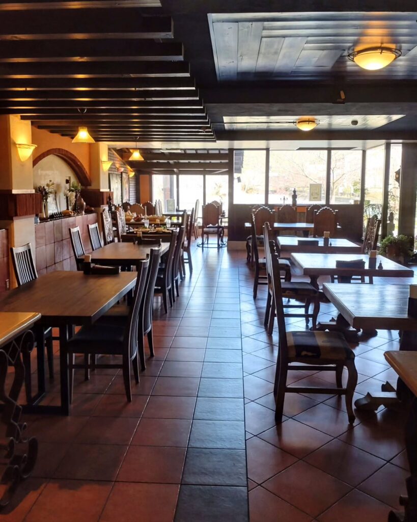 タイレストラン ルアンロスの店内