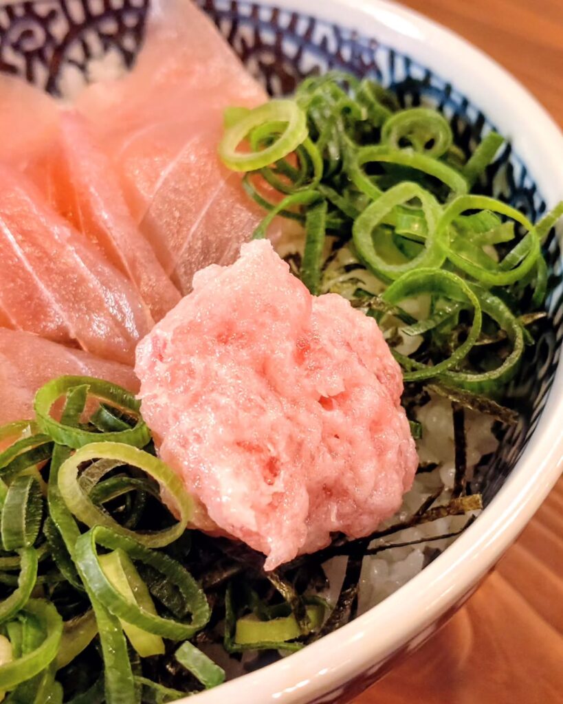 百圓寿司スタンドえにし 烏丸御池店のネギトロ鉄火丼のネギトロ