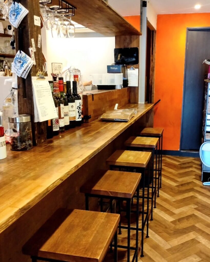 Spain Bal Sidra(スペインバル シドラ)の店内のカウンター席 - 京都市役所前ランチめぐり Spain Bal Sidra(スペインバル シドラ)の店内のカウンター席