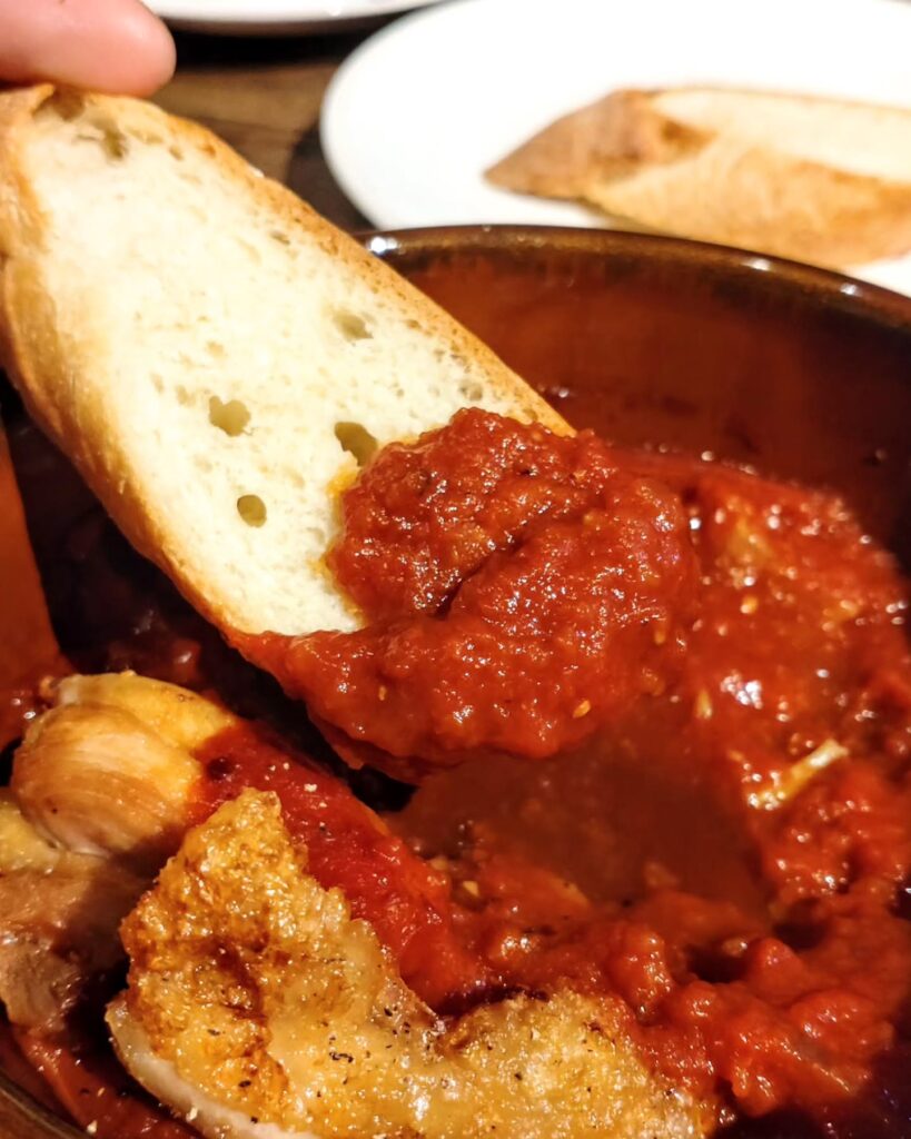 INDÉPENDANTS(アンデパンダン)の鶏もも トマト煮込みのパンとトマトソース