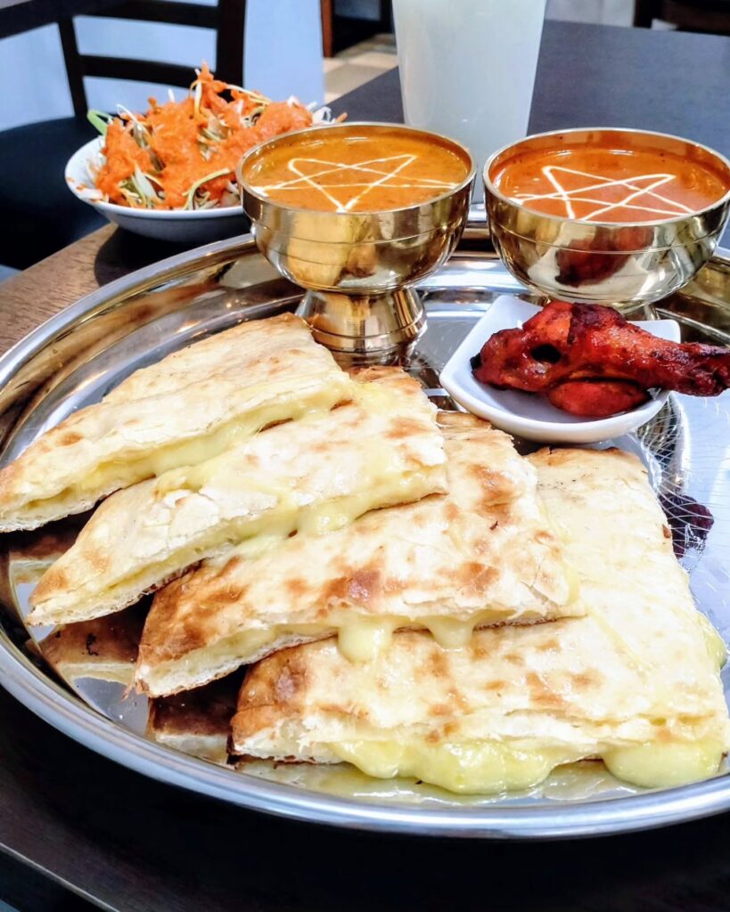 エベレスト カフェ＆バル 河原町六角店のチーズナンセットのランチ