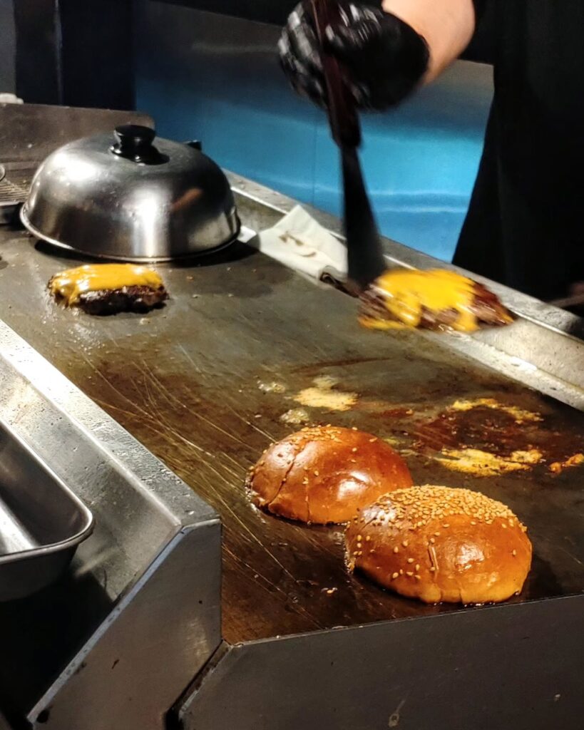 The Wagyu Burger by PANGAのハンバーガーの調理風景