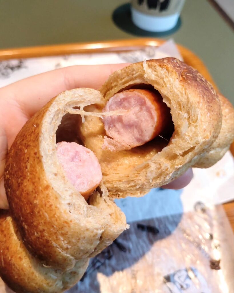 breadworks 聖護院のソーセージブレッドの中身 - 京都市役所前ランチめぐり breadworks 聖護院のソーセージブレッドの中身