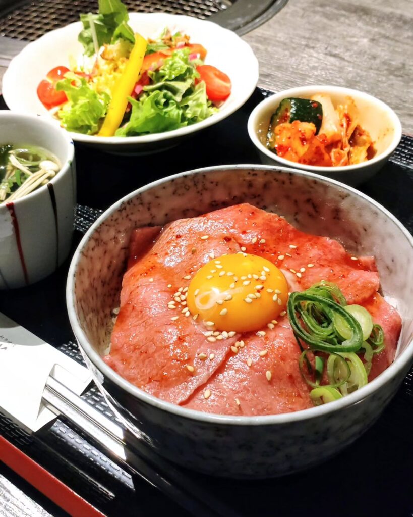 京・黒桜のとろける月見丼ランチ - 京都市役所前ランチめぐり 京・黒桜のとろける月見丼ランチ