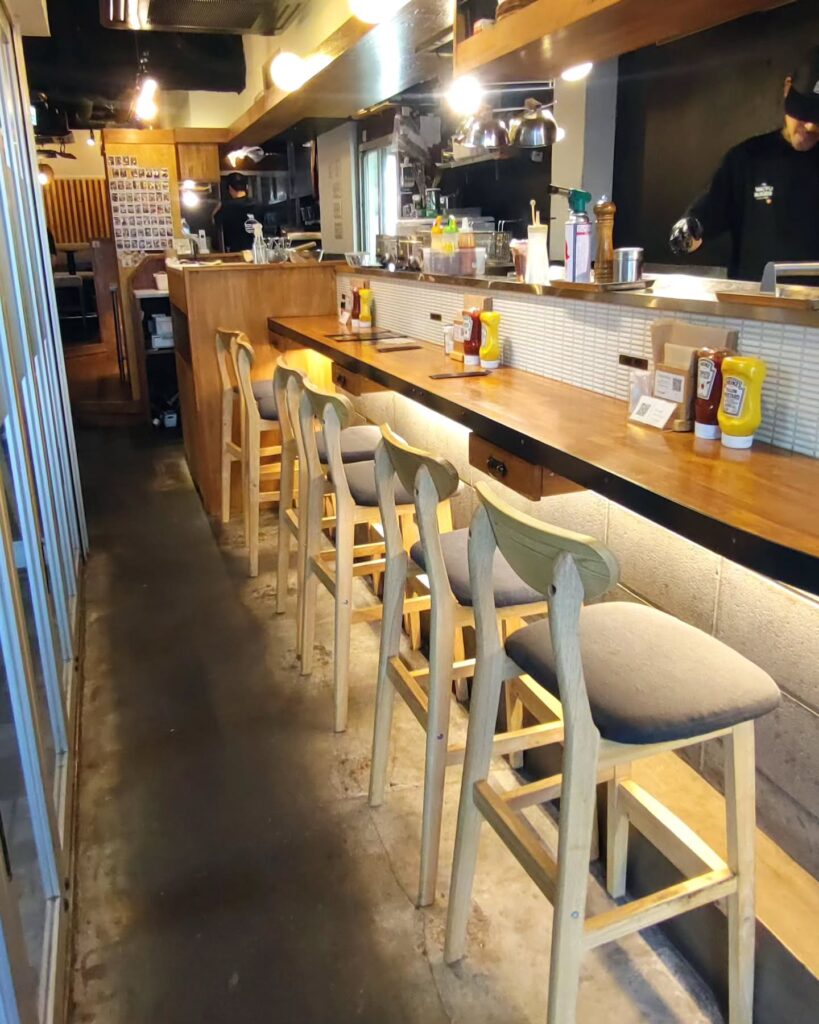 The Wagyu Burger by PANGAの店内のカウンター席