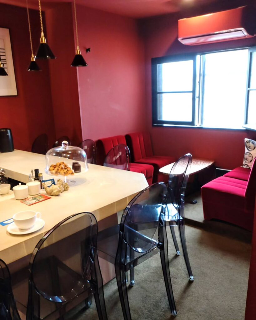 Salon de the SALUT(サロン・ド・テ・サリュ) 京都の店内 - 京都市役所前ランチめぐり Salon de the SALUT(サロン・ド・テ・サリュ) 京都の店内