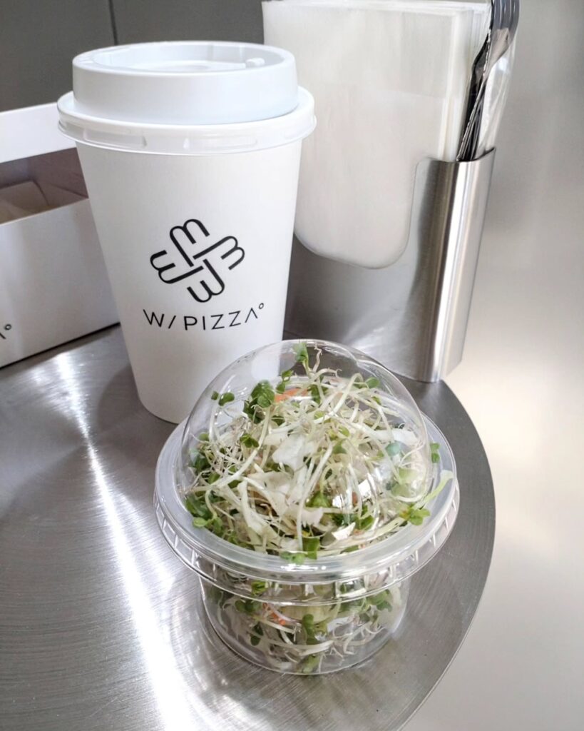 W/PIZZA°（ダブリューピザ）のドリンクとサラダ