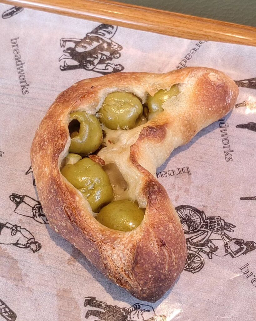 breadworks 聖護院のオリーブパン - 京都市役所前ランチめぐり breadworks 聖護院のオリーブパン