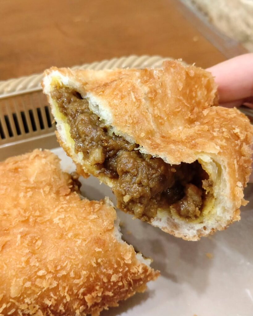 CASCADE(カスカード) ゼスト御池店の特製ごろっと牛肉カレーパン - 京都市役所前ランチめぐり CASCADE(カスカード) ゼスト御池店の特製ごろっと牛肉カレーパン