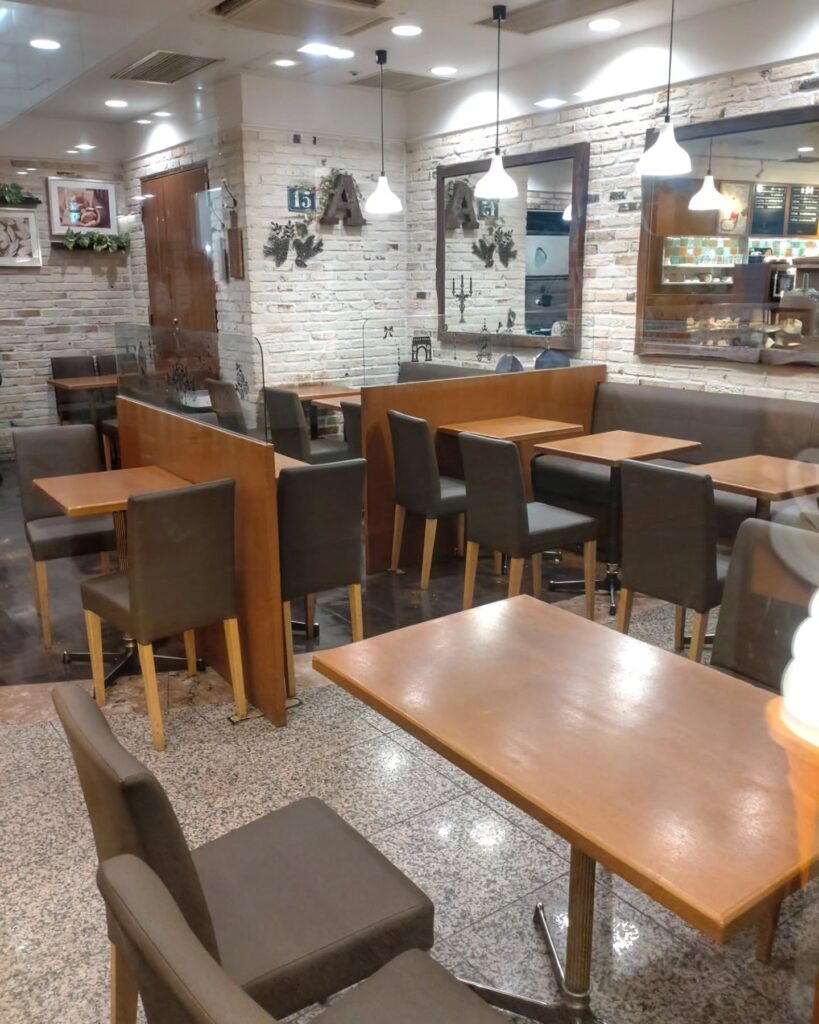 CASCADE(カスカード) ゼスト御池店のテーブル席 - 京都市役所前ランチめぐり CASCADE(カスカード) ゼスト御池店のテーブル席