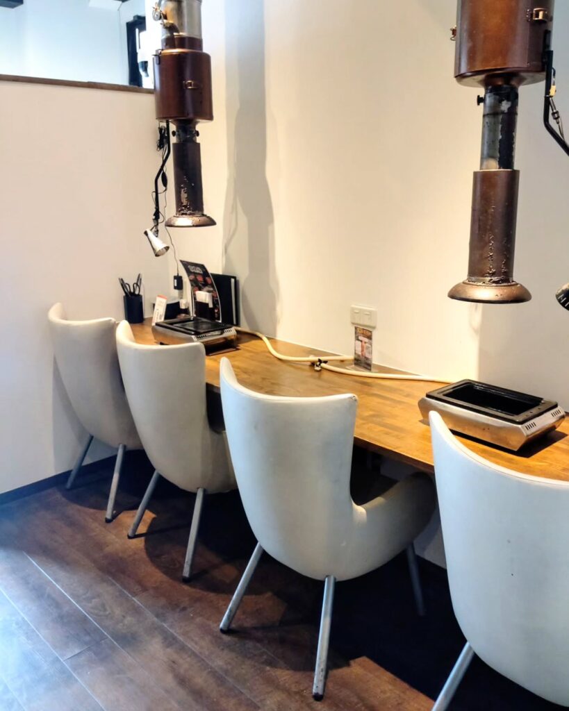 京・黒桜の店内のカウンター席 - 京都市役所前ランチめぐり 京・黒桜の店内のカウンター席