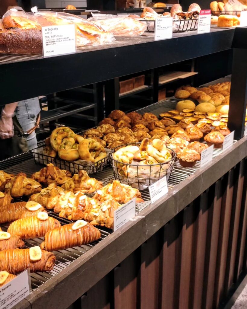 breadworks 聖護院のパンの陳列棚 - 京都市役所前ランチめぐり breadworks 聖護院のパンの陳列棚