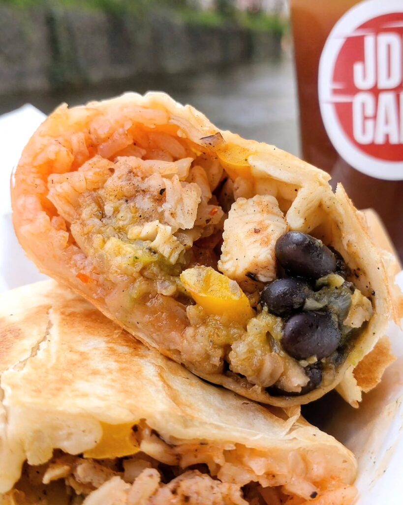 JDM CAFE 京都店のチキンブリトーの断面