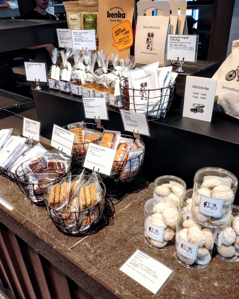 breadworks(ブレッドワークス) 聖護院の焼き菓子売り場 - 京都市役所前ランチめぐり breadworks(ブレッドワークス) 聖護院の焼き菓子売り場