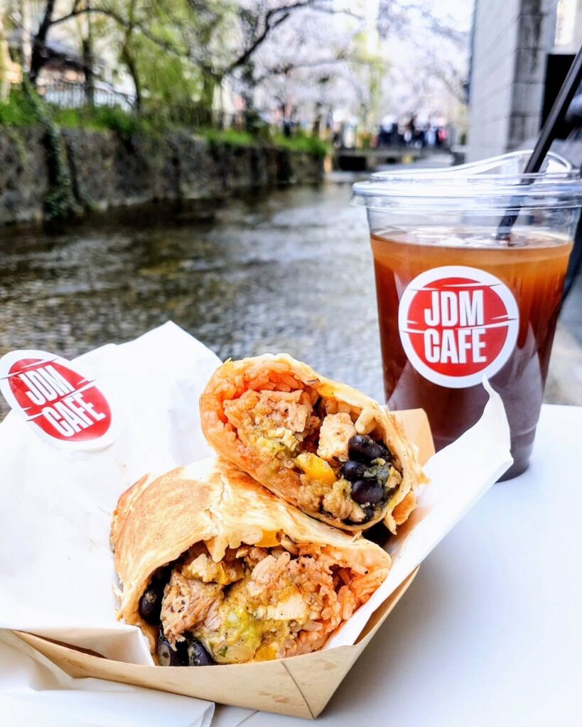 JDM CAFE 京都店のチキンブリトーとコーヒー
