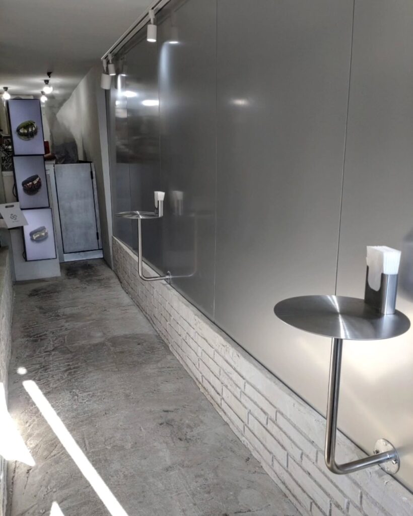 W/PIZZA°（ダブリューピザ）の店内の席